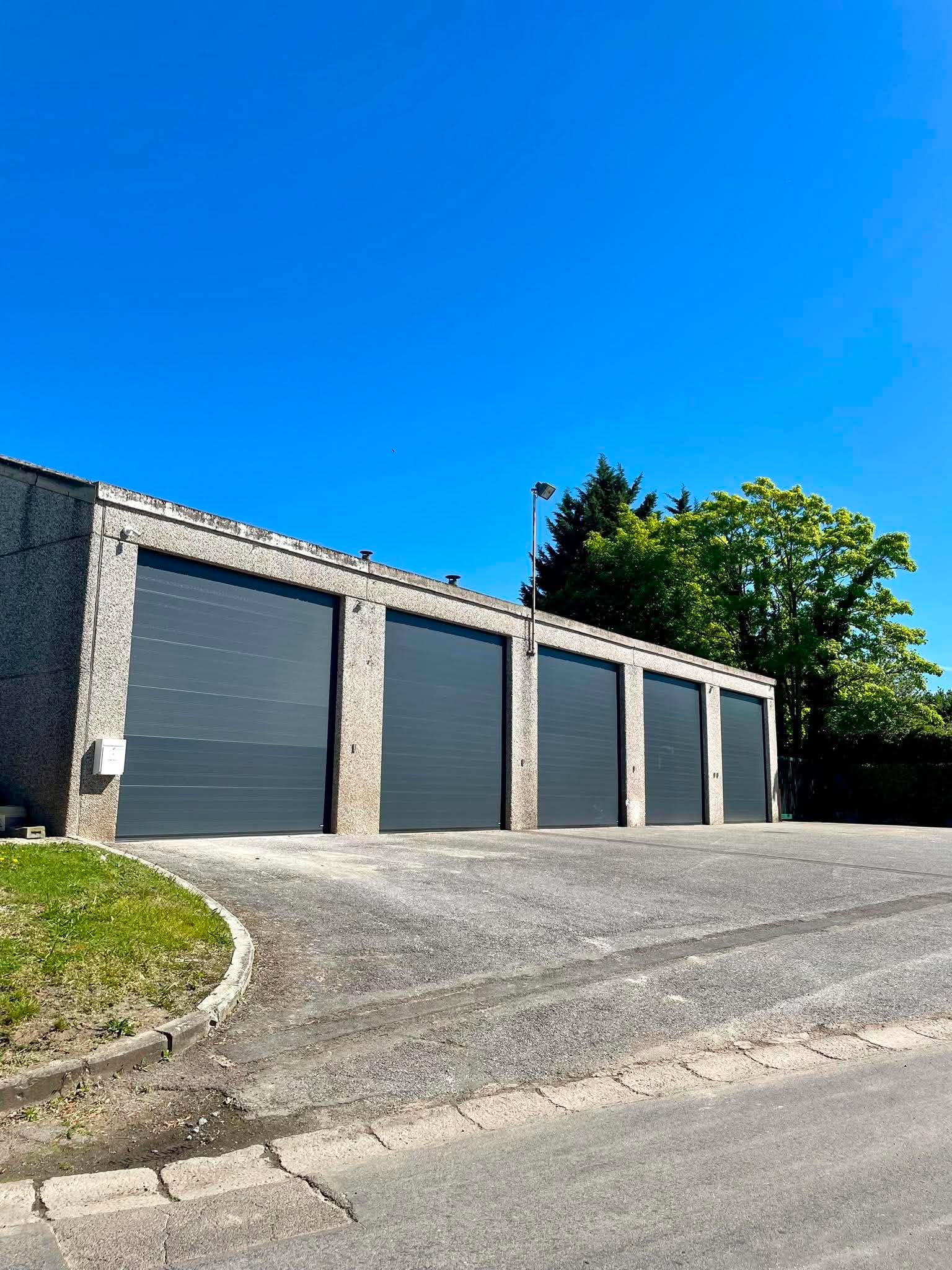 Parking extérieur sécurisé MaxiSpace à Binche - vue d'ensemble