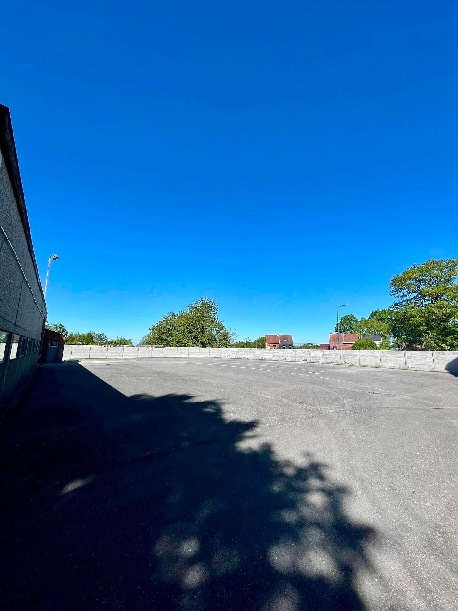Parking extérieur sécurisé MaxiSpace à Binche - vue d'ensemble