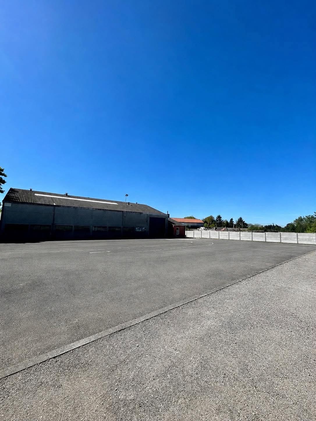 Parking extérieur sécurisé MaxiSpace à Binche - vue d'ensemble